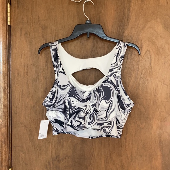 3/$15 So sporty cutout top retro abstract print black white gray swirly print - Picture 7 of 12